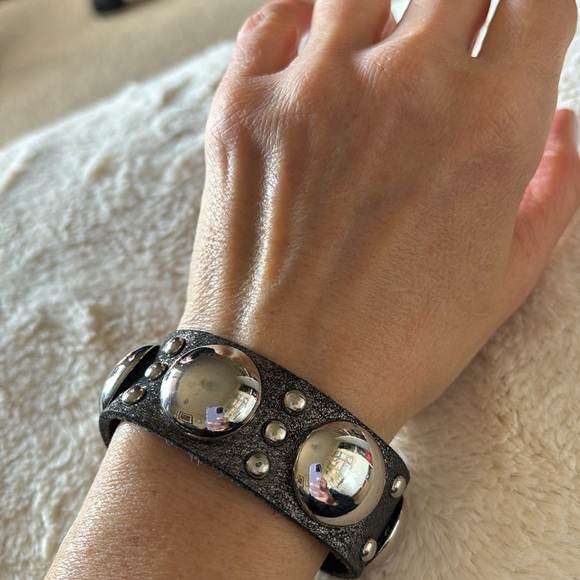 Selling 5 bracelets as a set. Gorgeous alone or wear multiple. See pics ! - Picture 6 of 9